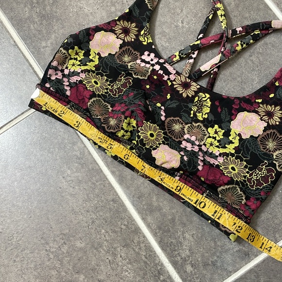 Lululemon Energy Bra size 6
Fluorolace Multi - Picture 4 of 7